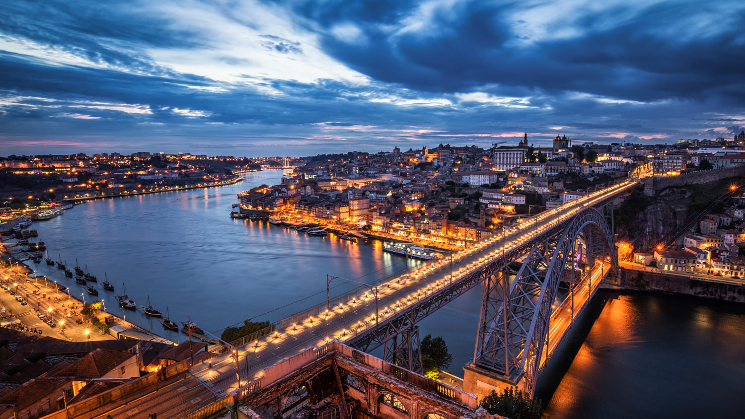 Lichtermeer in Porto zur blauen Stunde