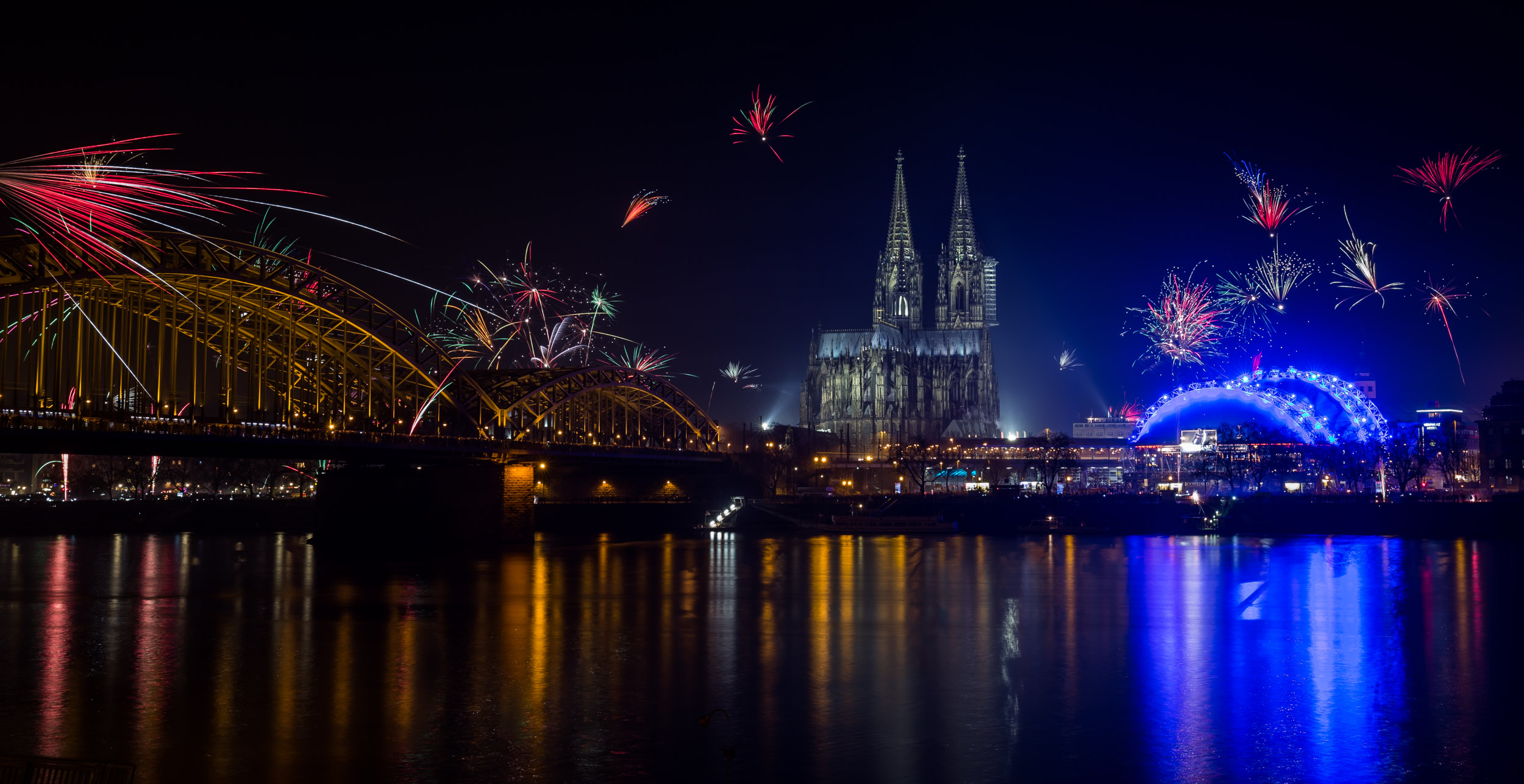 Der Kölner Dom samt Feuerwerk zur Silvesternacht