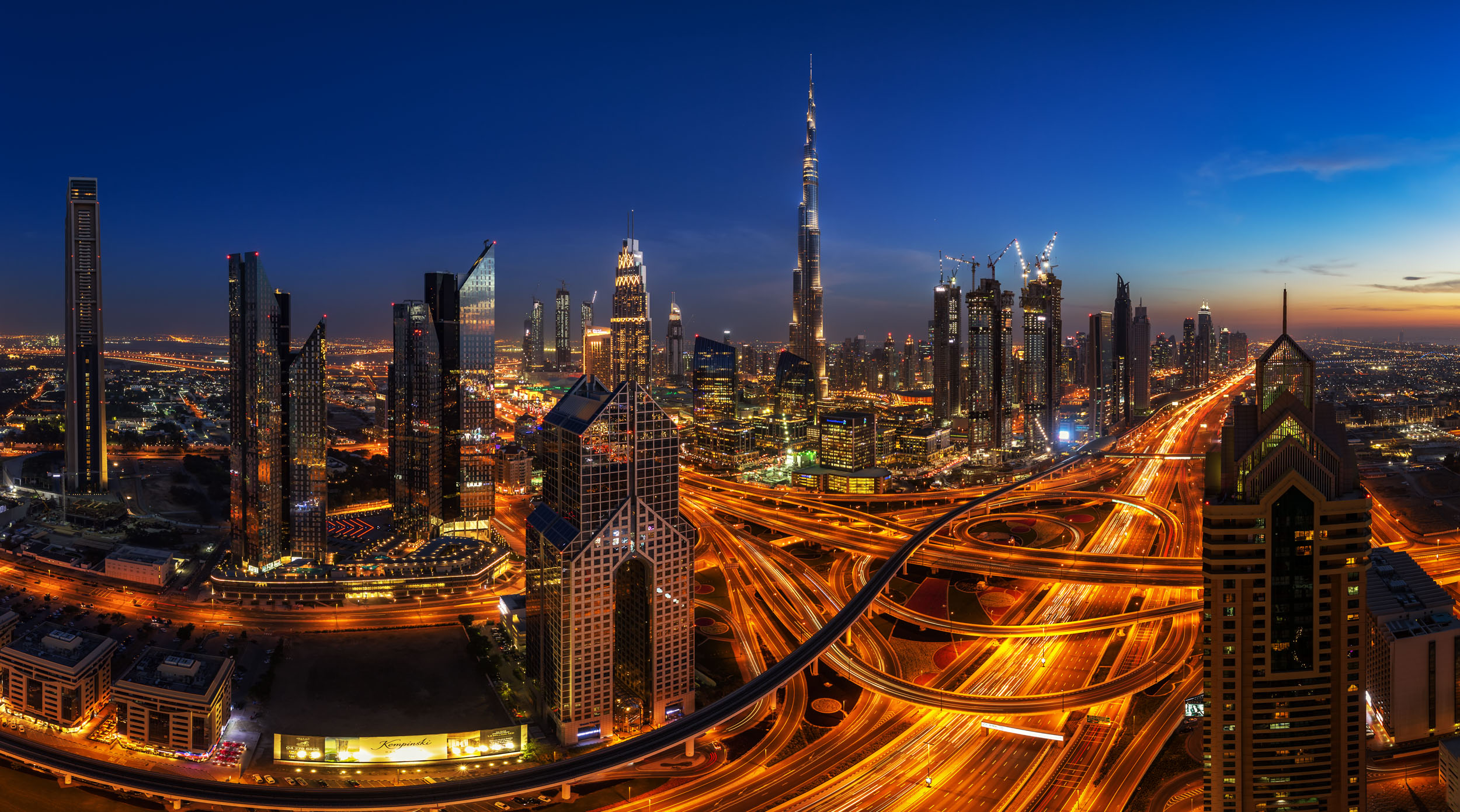 Panorama der Skyline in Dubai zu blauen Stunde