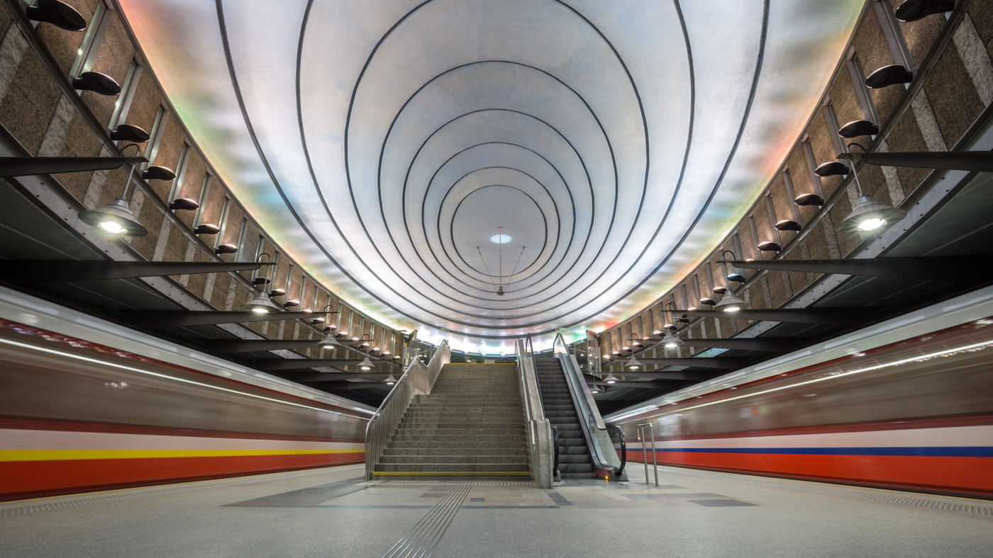 Metrostation in Warschau mit einfahrenden Zügen - Städtefotografie